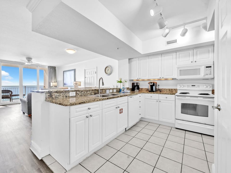 Condo, Multiple Beds (Emerald Beach 931) | Private kitchen