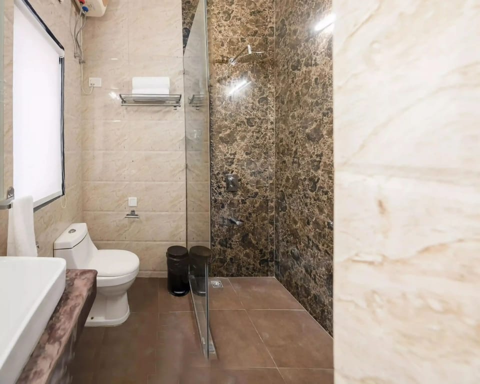 Deluxe Studio | Bathroom | Shower, free toiletries, hair dryer, slippers