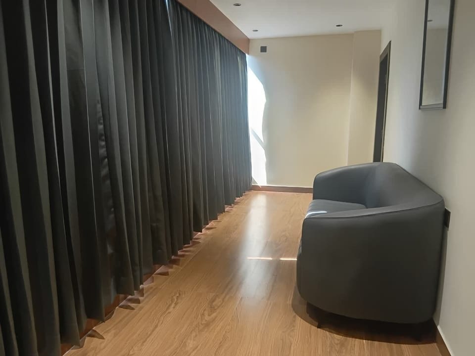 Business Suite, City View | Egyptian cotton sheets, premium bedding, memory foam beds, minibar
