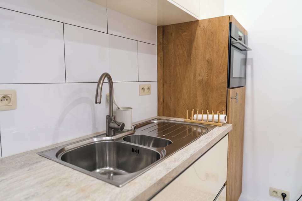 Basic Apartment | Private kitchen | Fridge, microwave, oven, stovetop