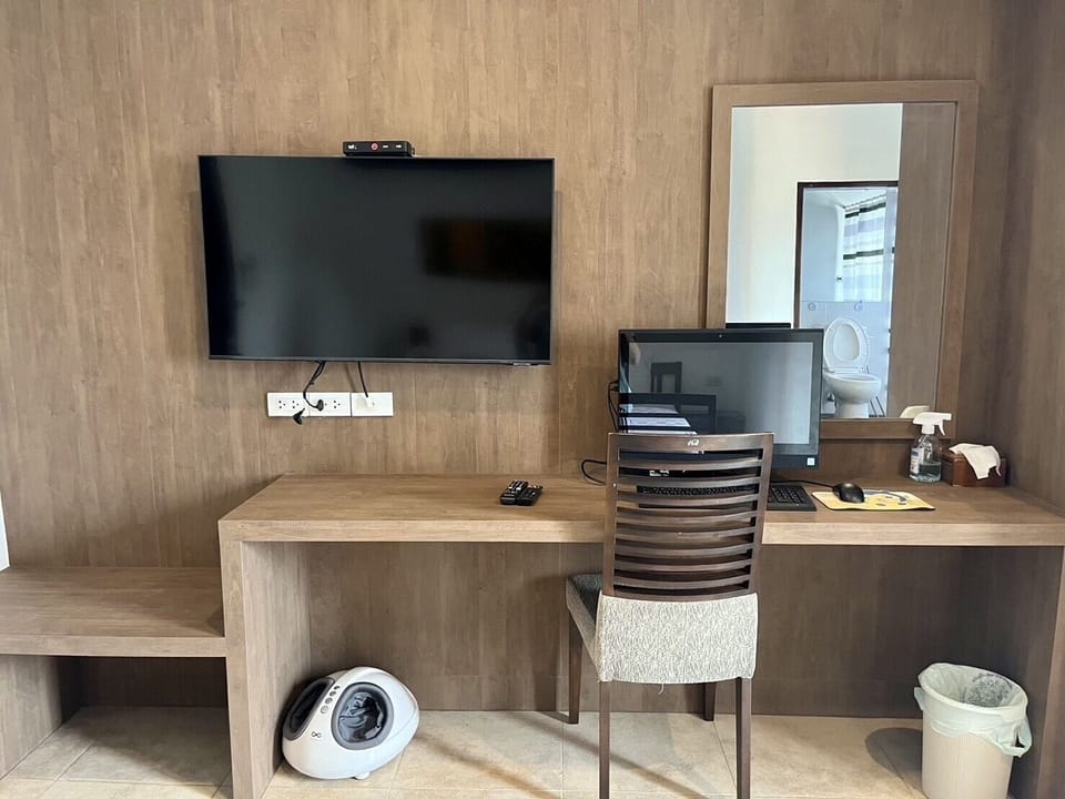 Superior Double Room | In-room safe, desk, WiFi (free)