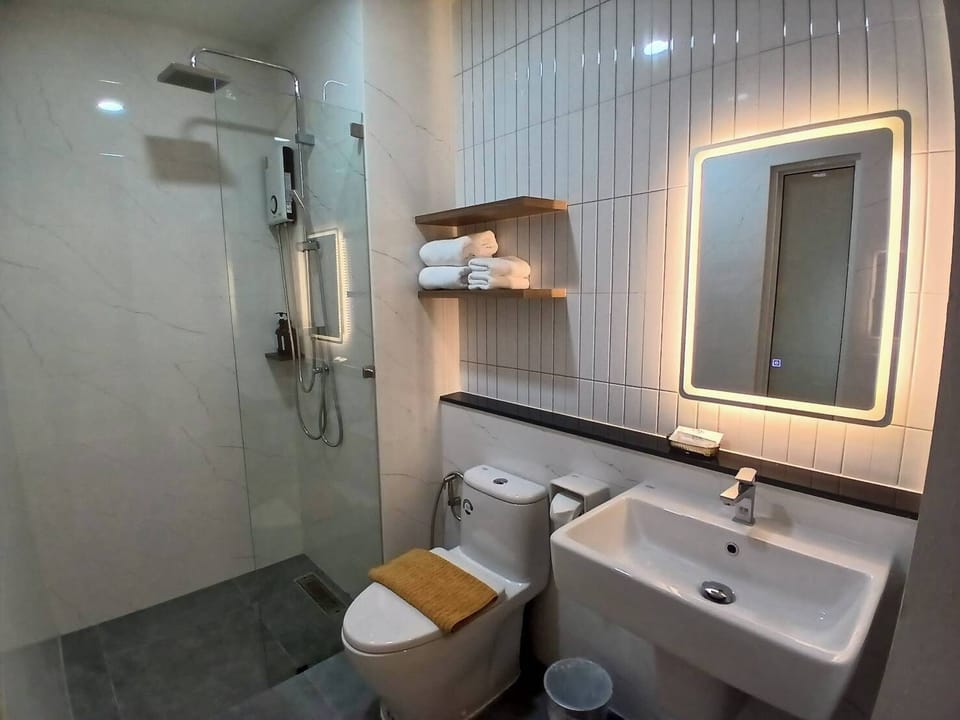 Shower, hair dryer, bathrobes, slippers