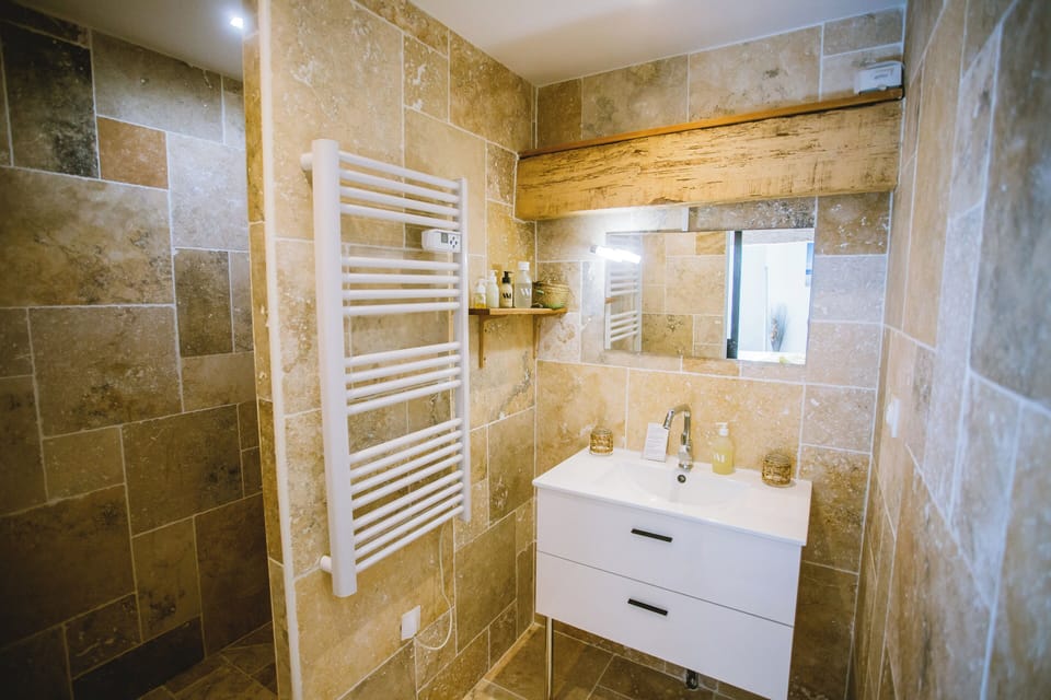 Deluxe Double Room, Garden View | Bathroom
