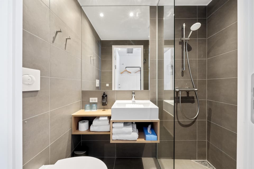 Economy Room, 1 Queen Bed, Non Smoking | Bathroom | Shower, hair dryer, heated floors, towels