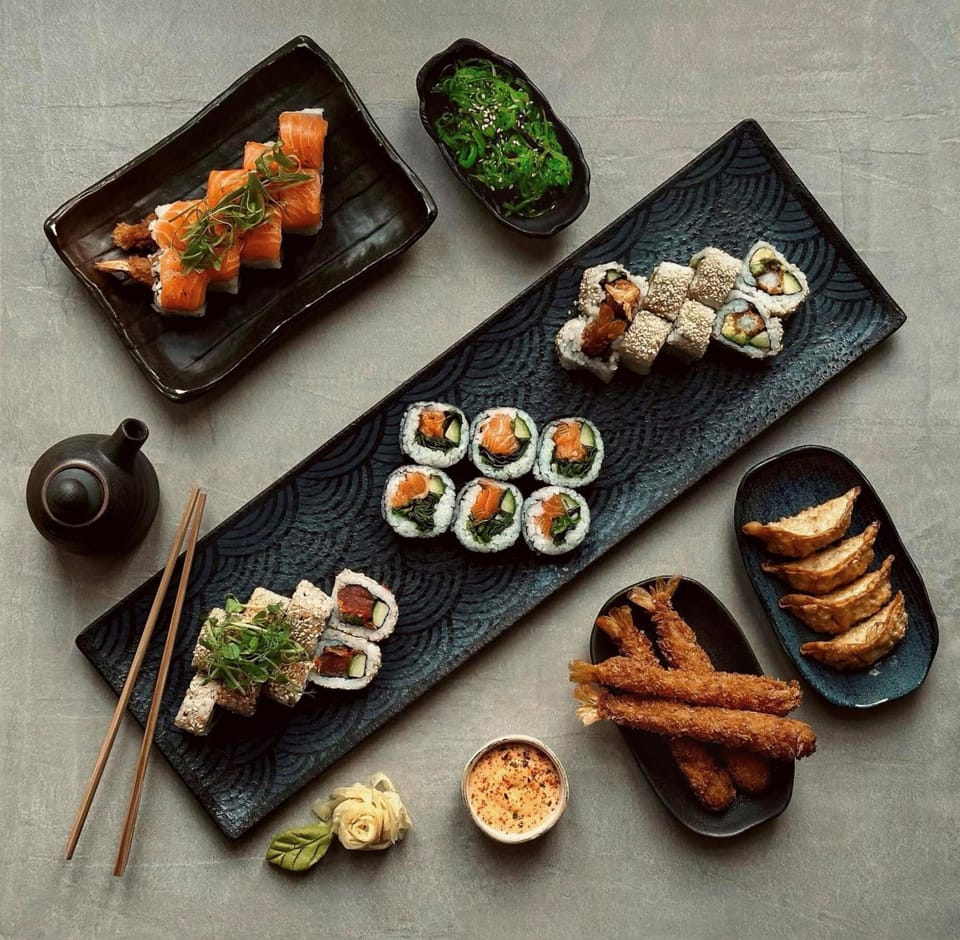 3 restaurants; lunch and dinner served