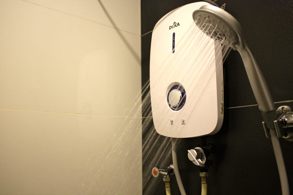 Twin Room | Bathroom shower