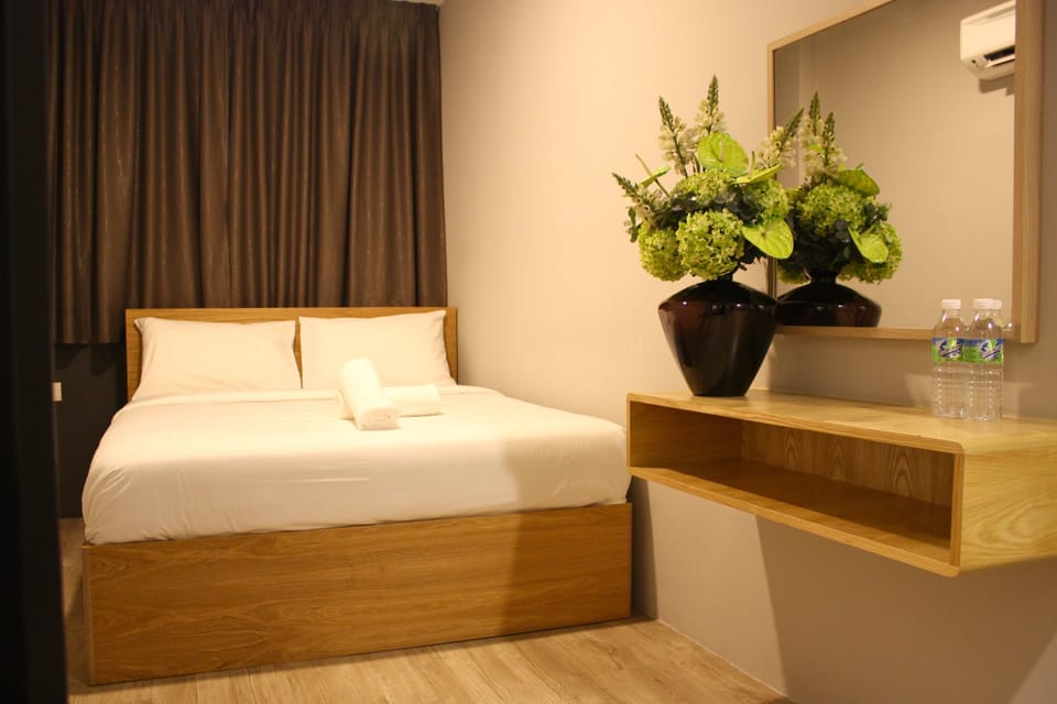 Room, 1 Queen Bed | In-room safe, soundproofing, rollaway beds, free WiFi