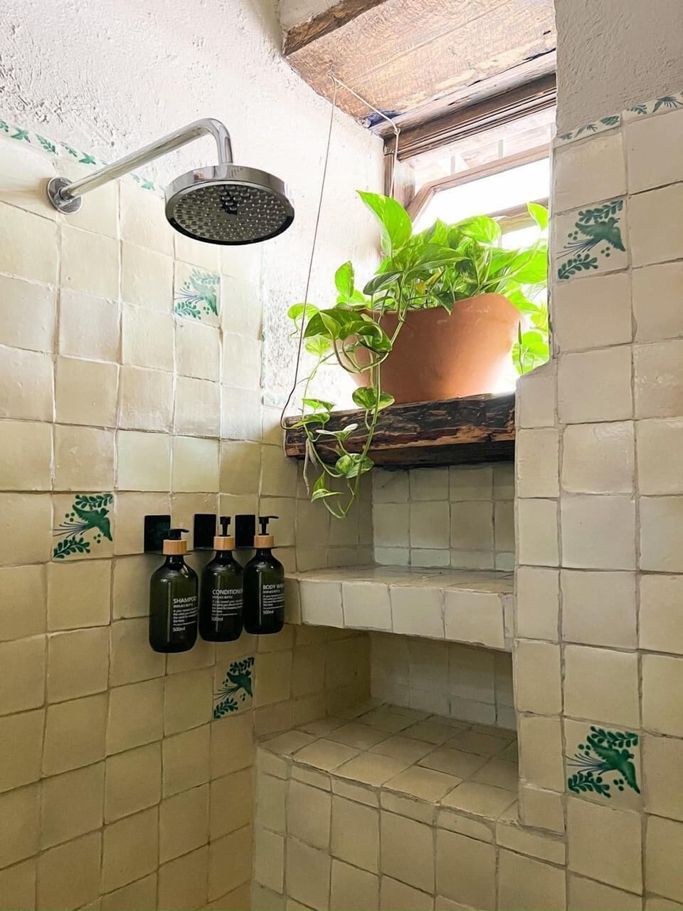 Deluxe Double Room | Bathroom | Shower, hair dryer, towels, soap