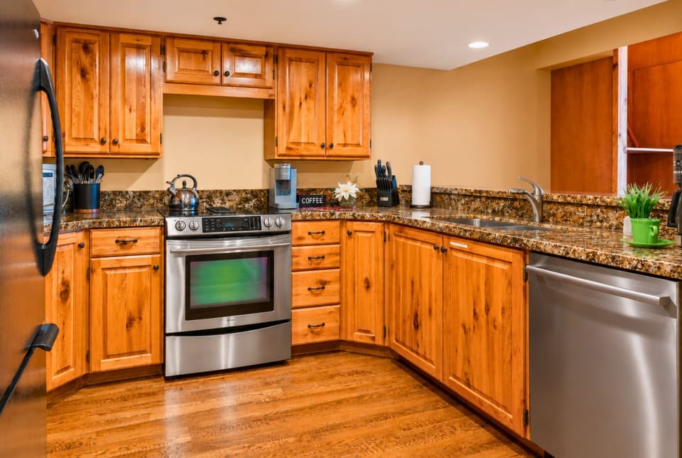Townhome, 3 Bedrooms (Hot Tub, Ground Floor, (CCT-2180)) | Private kitchen | Fridge, microwave, oven, coffee/tea maker