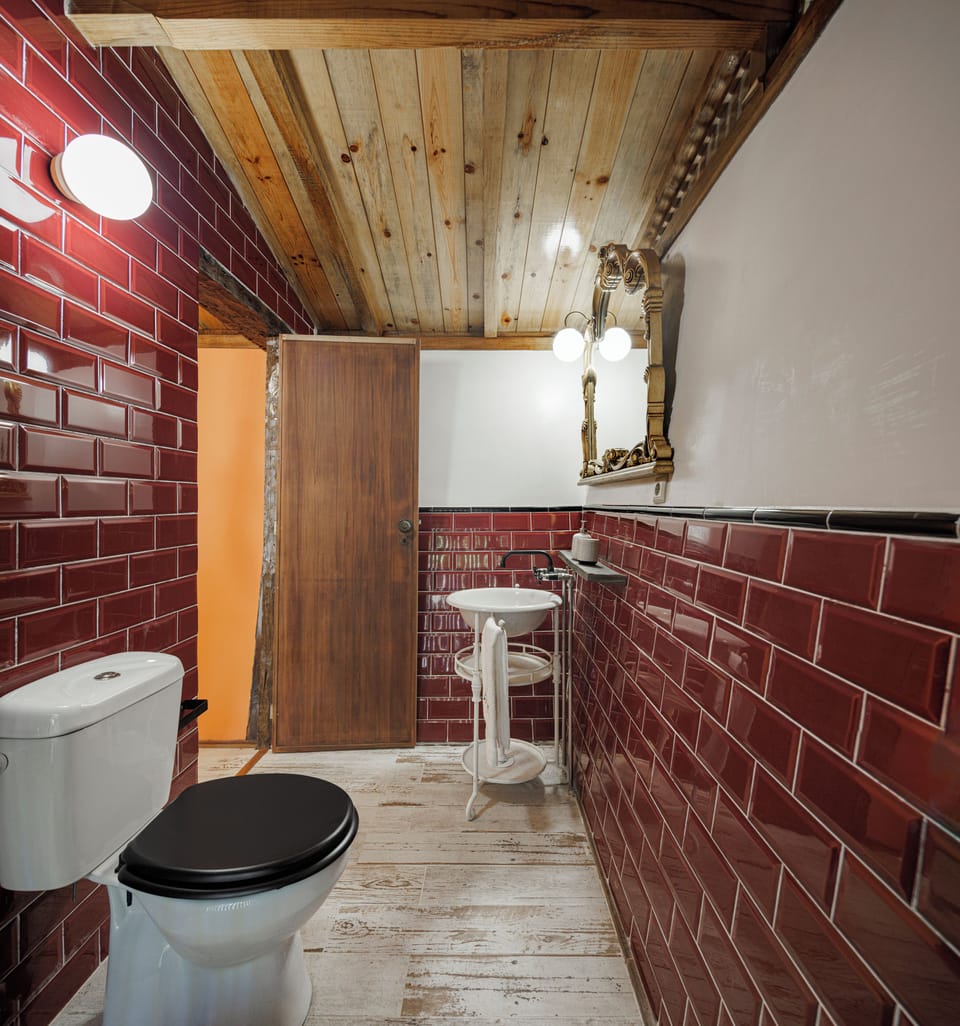 Premium Room | Bathroom | Shower, towels, soap, shampoo