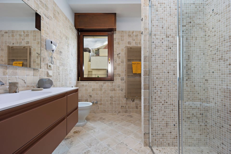 Deluxe Room | Bathroom | Free toiletries, hair dryer, bathrobes, slippers