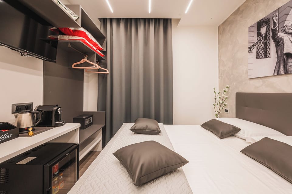 Comfort Triple Room, City View | Minibar (free items), in-room safe, desk, laptop workspace