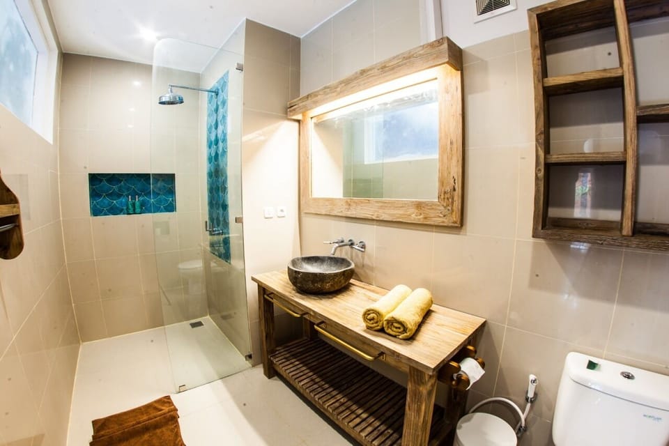 Poolside King with Balcony | Bathroom | Shower, free toiletries, bidet, towels