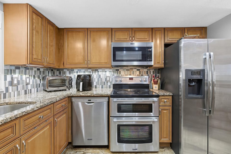Condo, Multiple Beds (Zodiac 4) | Private kitchen | Oven, toaster