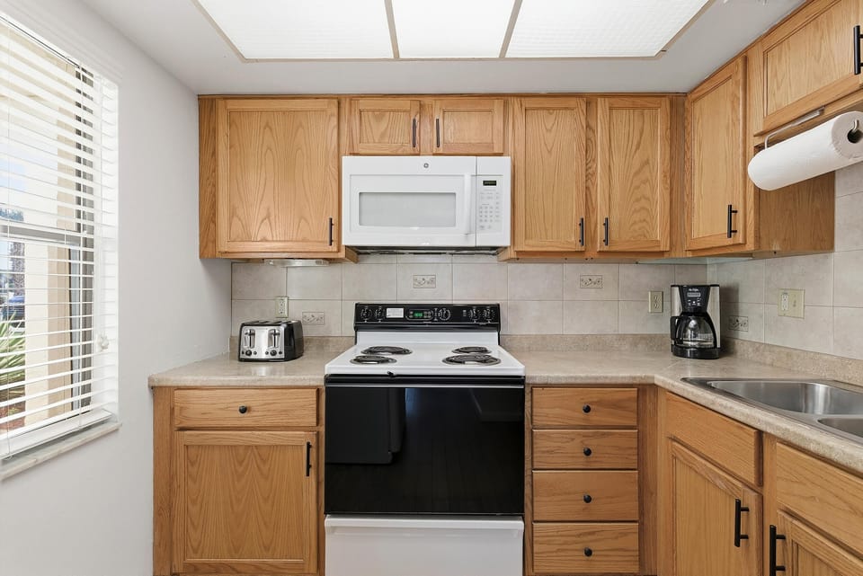 Condo, Multiple Beds (Castle Reef 113) | Private kitchen | Oven, toaster