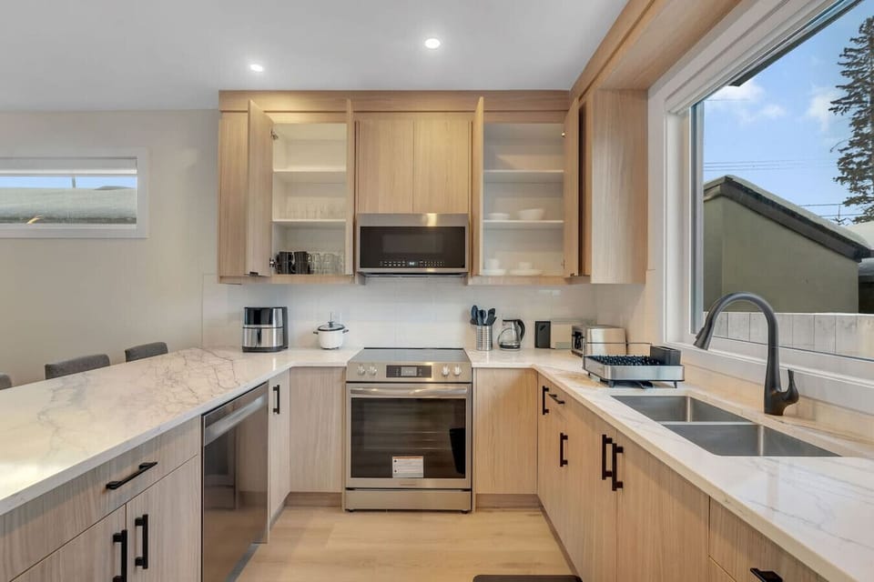 Fully equipped kitchen with Quartz Counter
