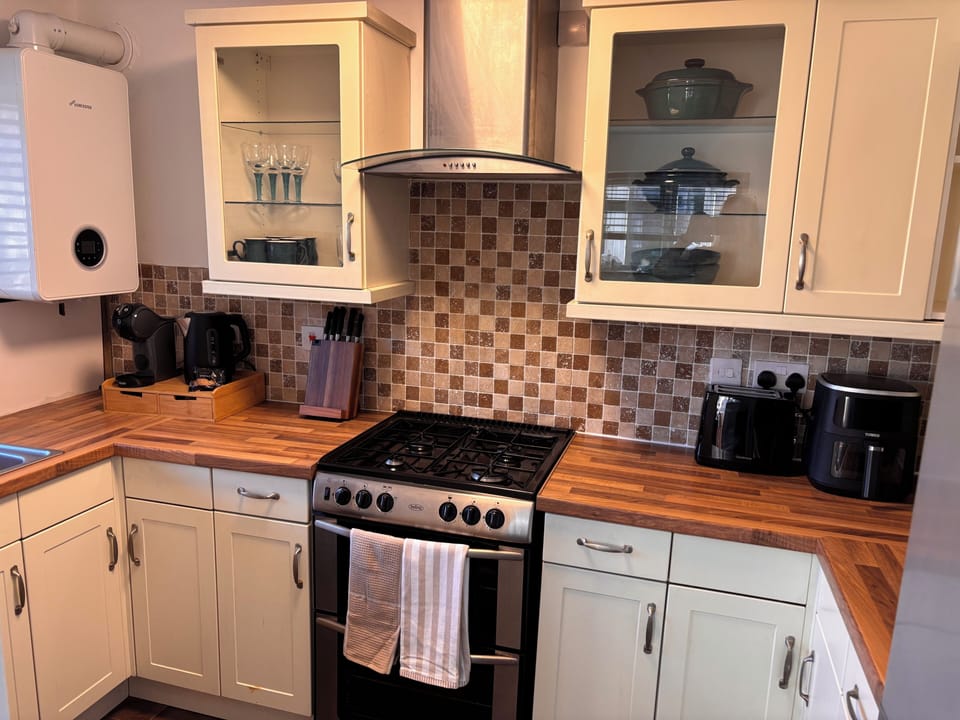 Fully equipped kitchen with oven, grill, airfryer, toaster and microwave