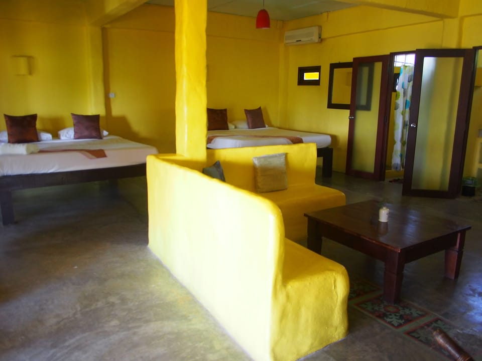 Family Room | Desk, rollaway beds, free WiFi