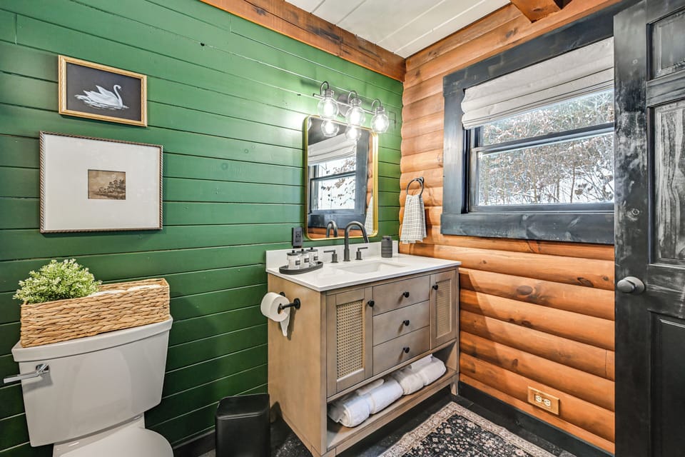 Full Bathroom | Towels Provided