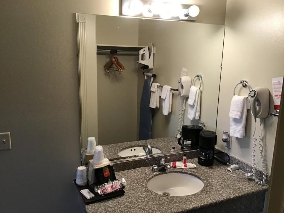 Standard Double Room | Iron/ironing board, WiFi (free), bed sheets