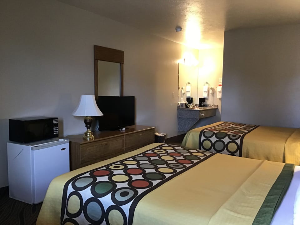 Iron/ironing board, free WiFi, bed sheets