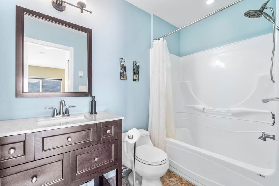 Full bath with tub/shower combo, fresh towels + shampoo/conditioner/body wash