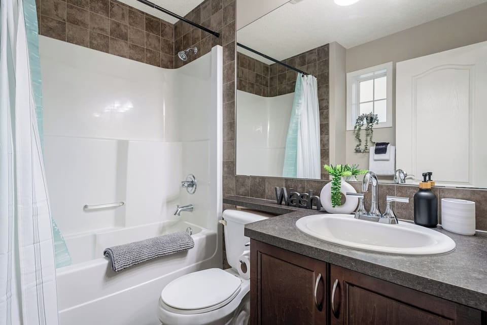 Primary ensuite full bathroom, located upstairs, with a shower/tub combo.