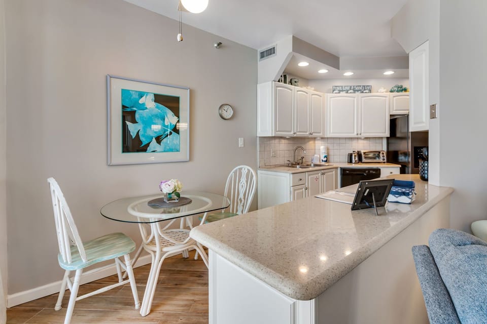 Relax in the kitchen with a view of the Gulf of America. 