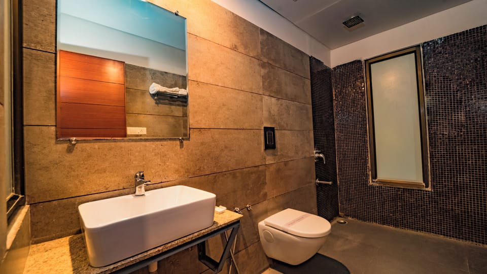 Deluxe Triple Room | Bathroom | Shower, free toiletries, slippers, towels