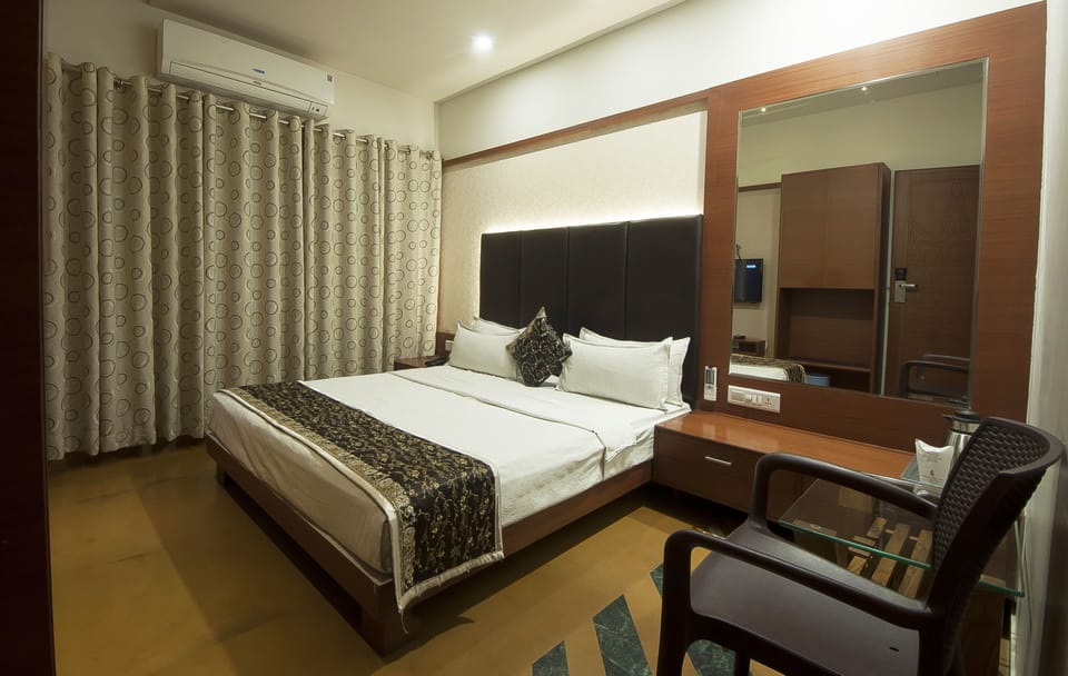Desk, laptop workspace, free WiFi, bed sheets
