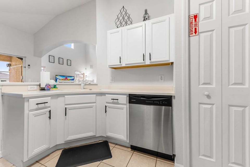 Another angle of the fully equipped kitchen. 