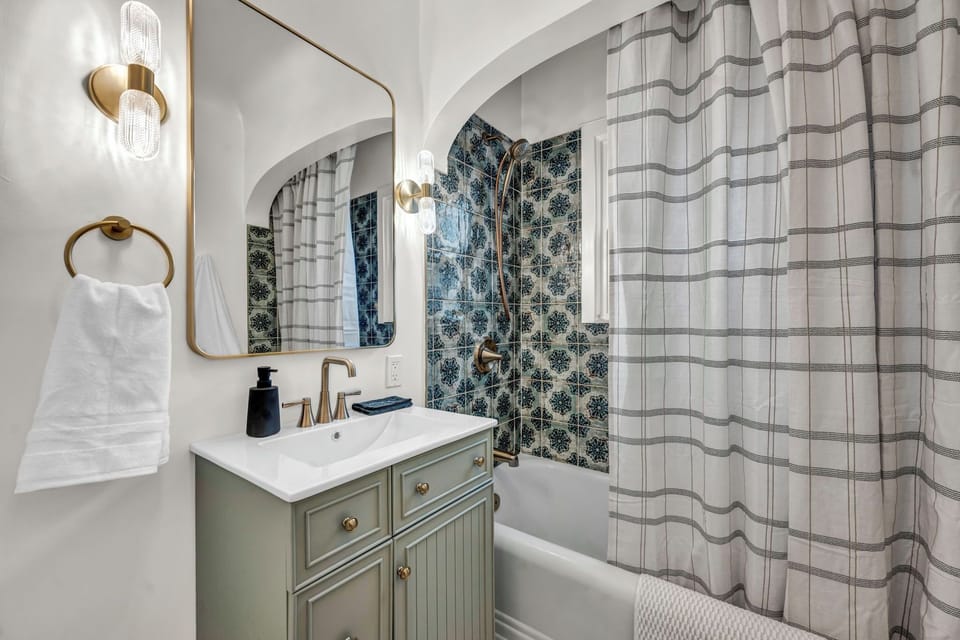 Gorgeous bathroom!