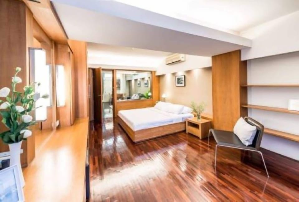 One-Bedroom Suite with Balcony | Bathroom | Combined shower/tub, deep soaking tub, free toiletries, hair dryer
