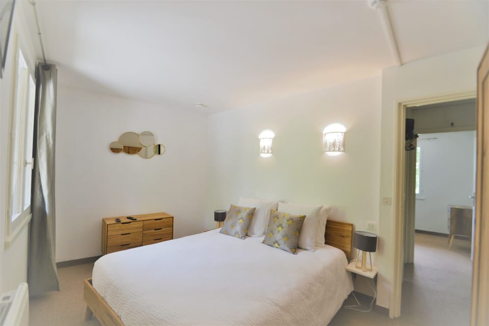 Deluxe Double Room | Premium bedding, desk, soundproofing, WiFi (free)