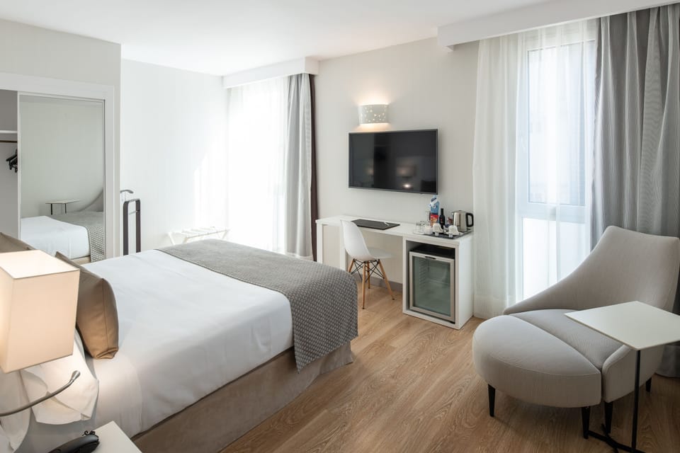 Minibar, in-room safe, soundproofing, free WiFi