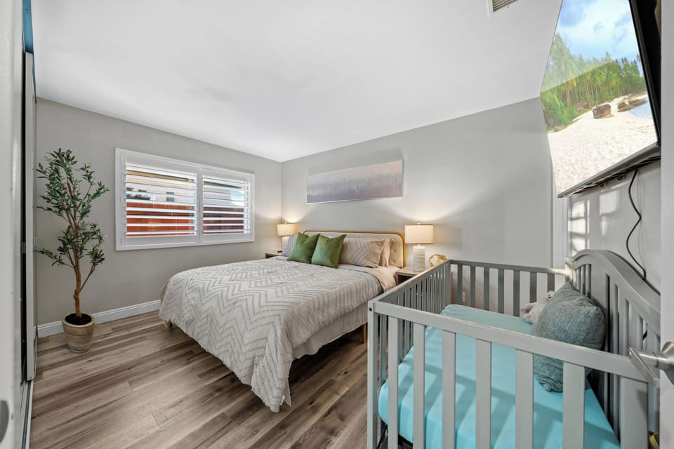Family-friendly bedroom including a crib for your convenience