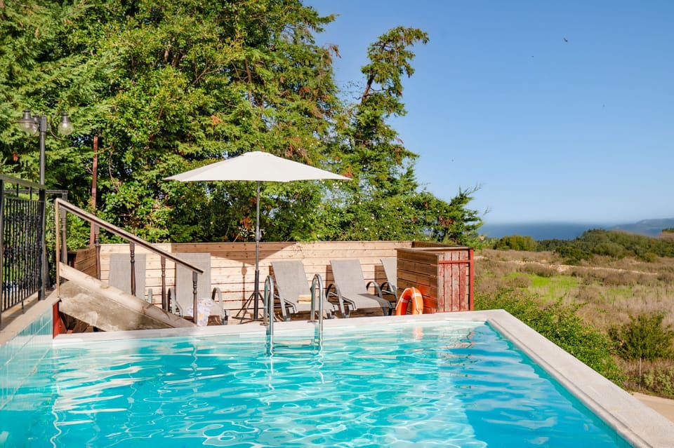 Shimmering pool days%2C island ways