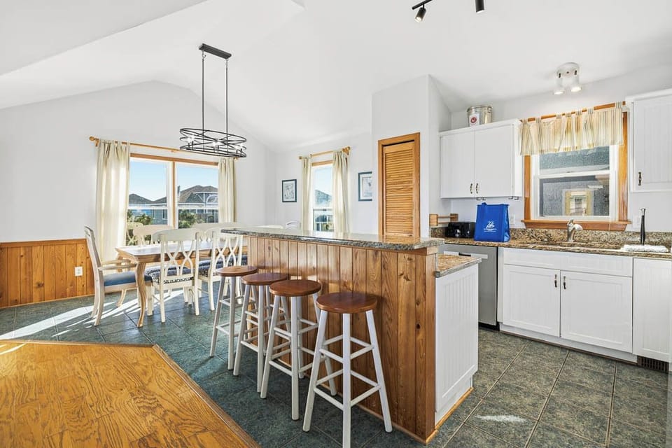 Top-Level Kitchen with Bar (seats 4)