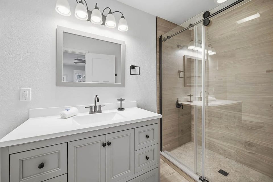 Mid-Level King Master Bathroom