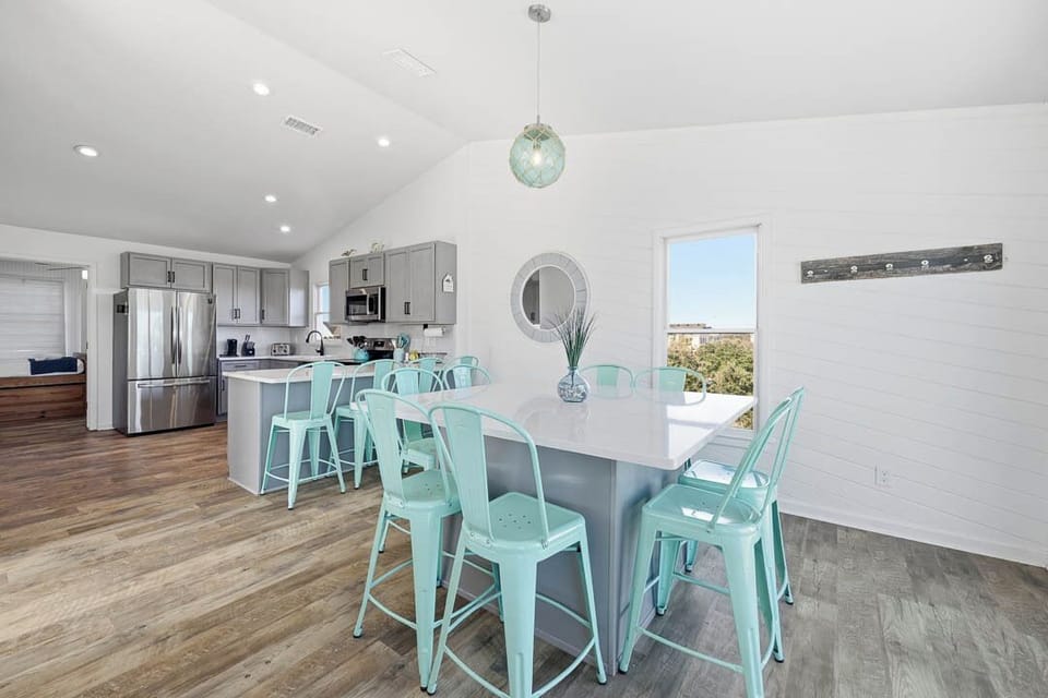 Top-Level Living Room with Additional Table (seats 8)