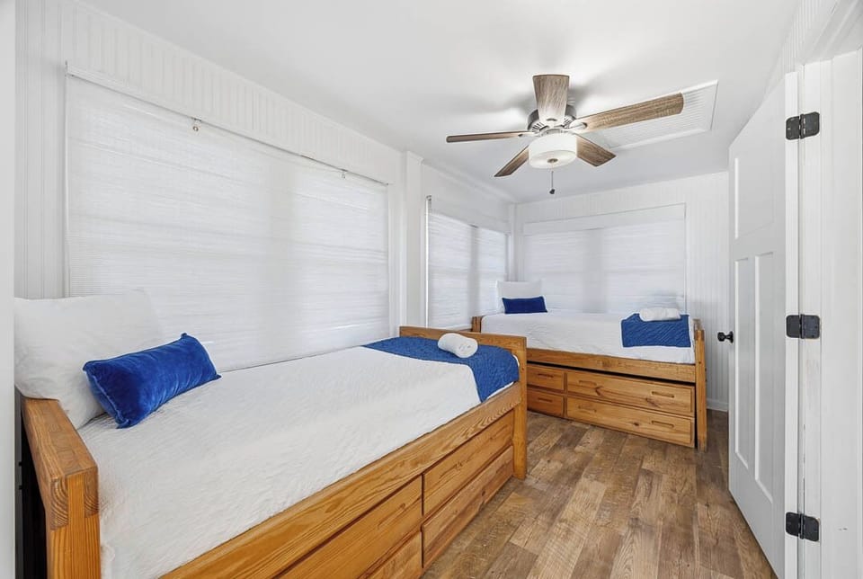 Top-Level Bedroom with 2 Twin Beds