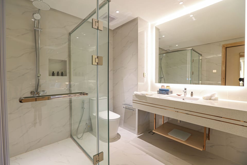 Superior Suite | Bathroom | Free toiletries, hair dryer, slippers, bidet