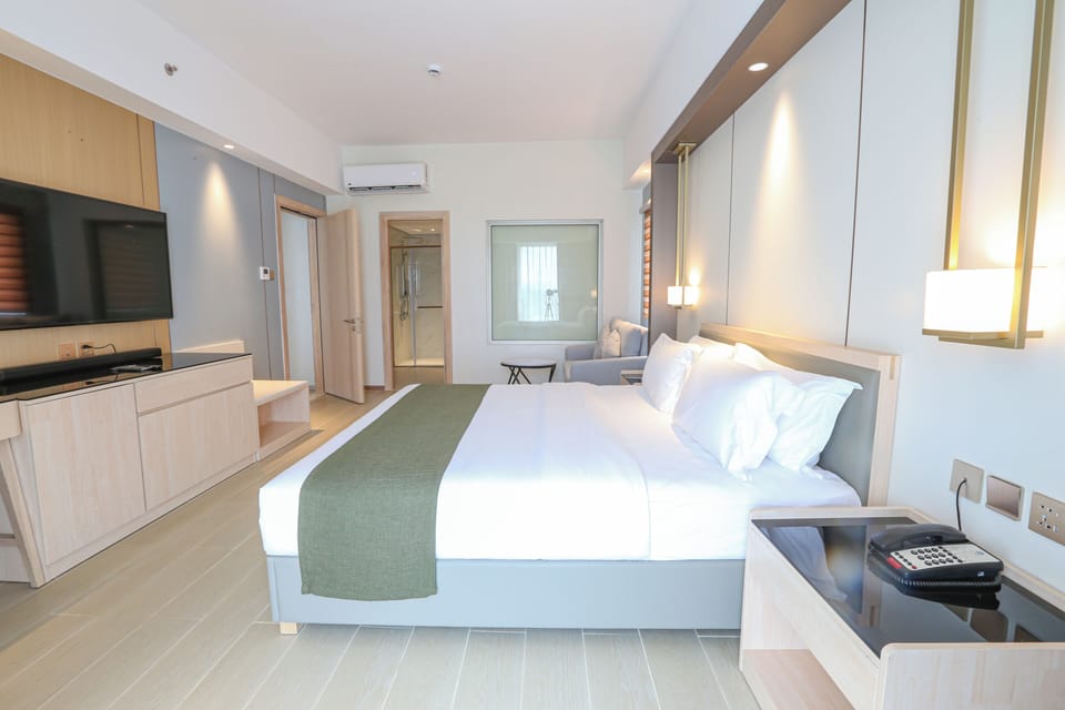 Family Studio | In-room safe, desk, laptop workspace, blackout drapes