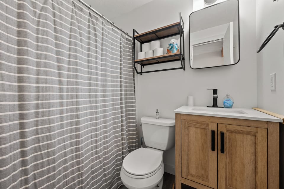 Main floor full bathroom