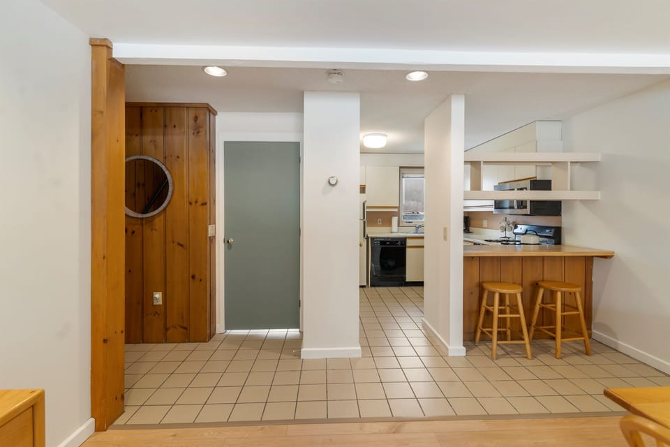 Breakfast bar
