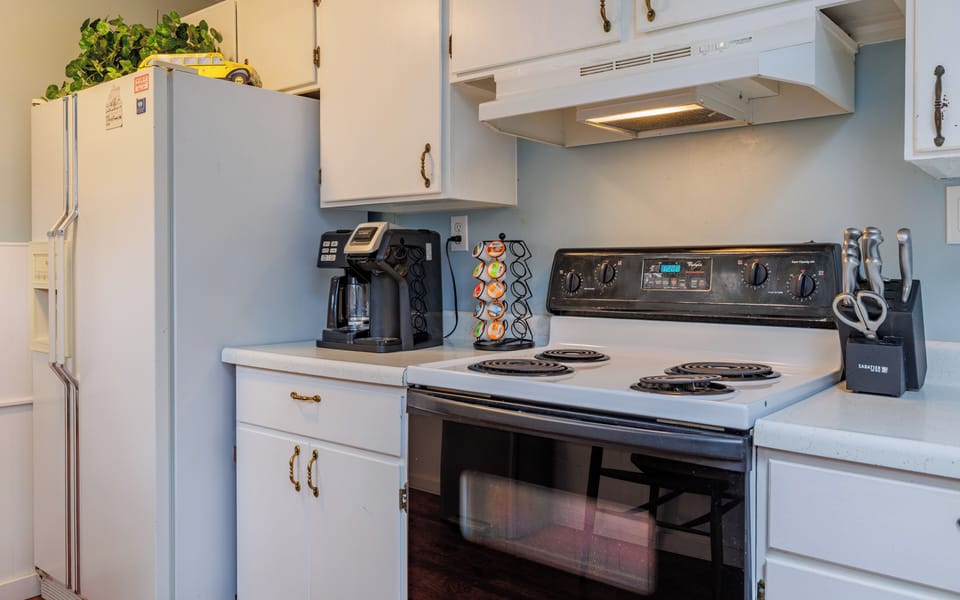Full size appliances in the well equipped kitchen