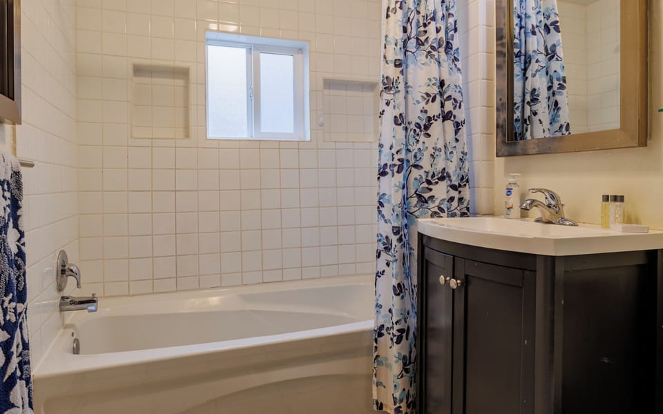 Enjoy getting ready for the day in the full bathroom featuring a tub and shower combination