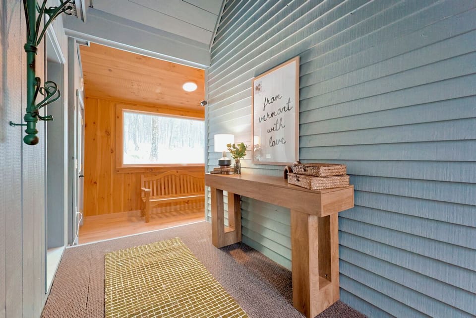 Convenient entrance with coat hooks, bench & console table for easy unloading