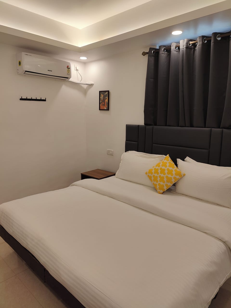 Memory foam beds, free WiFi, bed sheets