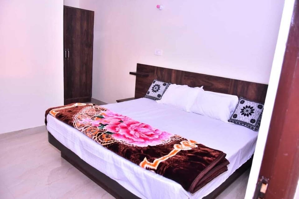 Deluxe Room | Rollaway beds, free WiFi, bed sheets